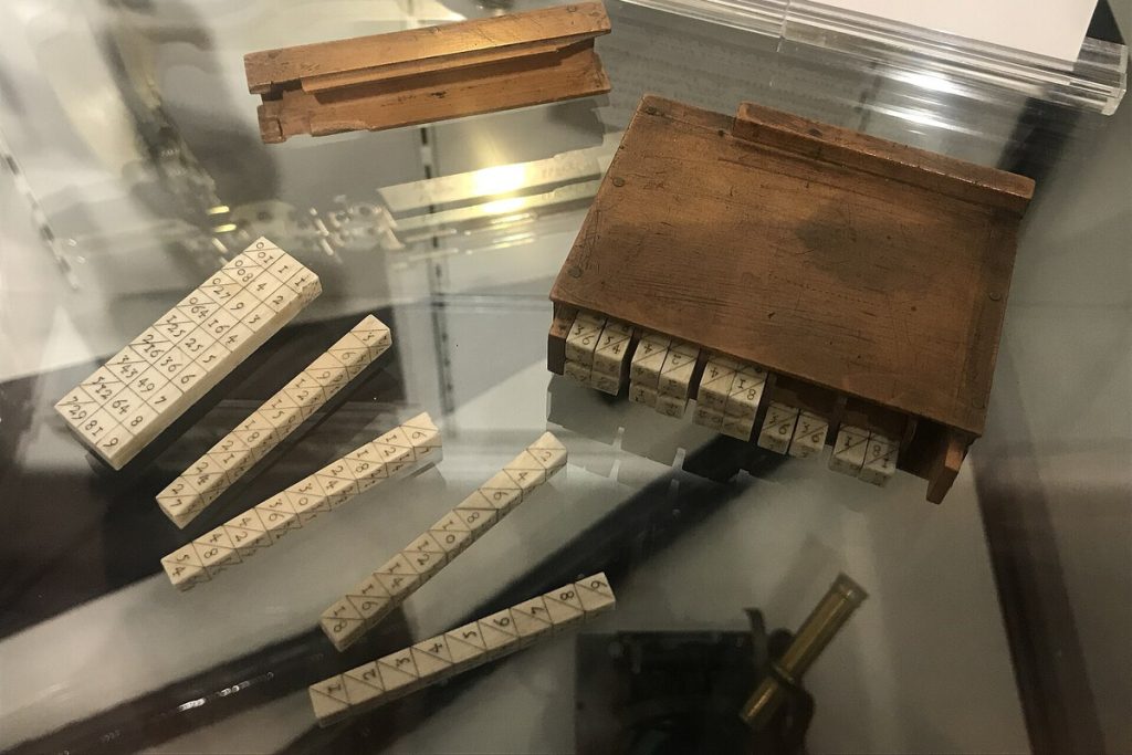 John Napier byl Skot, který opíjel holuby. Před více než 400 lety také vynalezl analogový kalkulátor.