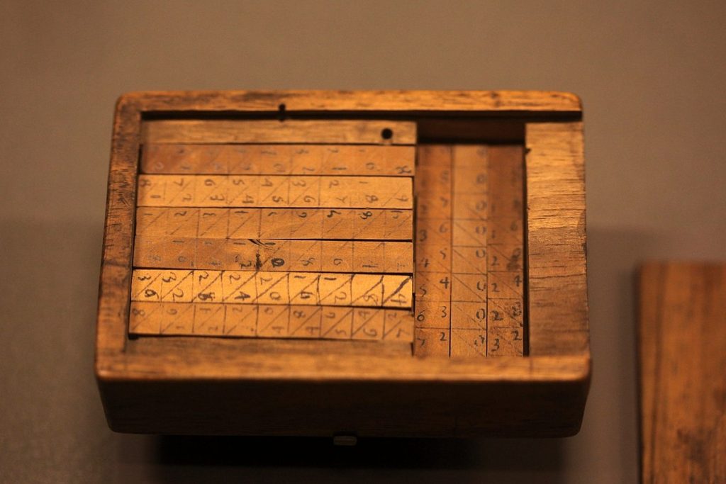 John Napier byl Skot, který opíjel holuby. Před více než 400 lety také vynalezl analogový kalkulátor.