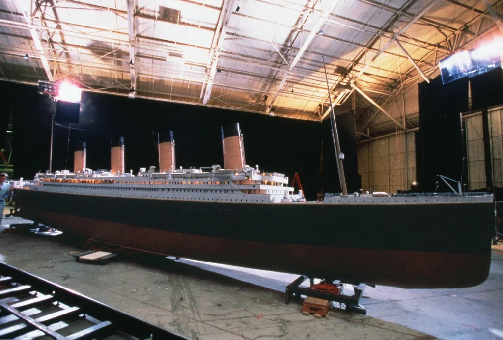 Osmiletý chlapec staví a spouští na vodu svůj vlastní „Titanic“ v Nigranu.