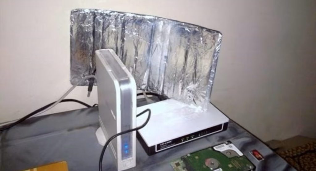 Učitel informatiky se chystá vyhodit svůj router z okna, ale kuchyňský předmět zachrání situaci.