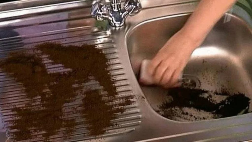 Přidávám 2 čajové lžičky octa místo sody. Takto připravuji prostředek, kterým čistím svůj dům do lesku.