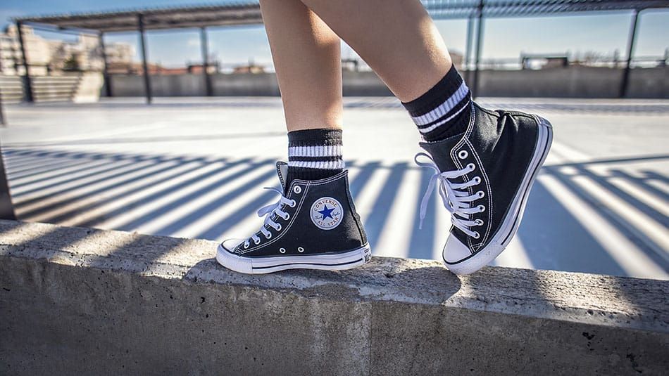 Málokdo ví, ale právě v tom spočívá skutečný účel bočních otvorů na teniskách Converse