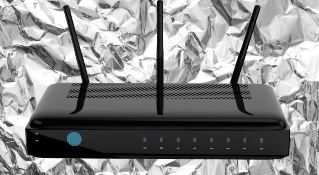 Učitel informatiky se chystá vyhodit svůj router z okna, ale kuchyňský předmět zachrání situaci.