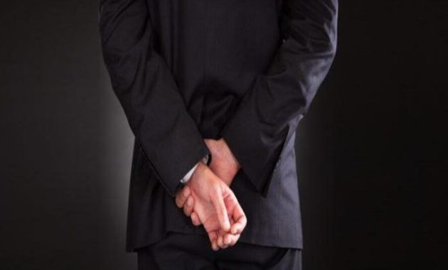 Pokud při chůzi držíte ruce za zády, podle psychologie máte tyto 3 společné rysy