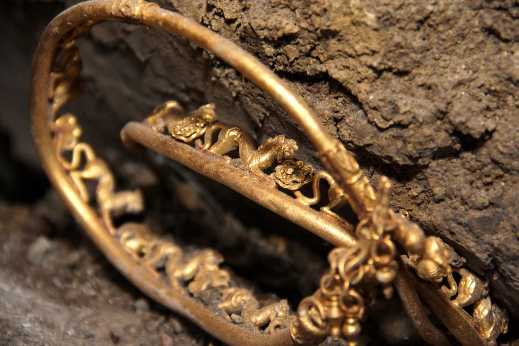 Historický nález: amatérský geolog najde poklad Vikingů zakopaný před 1000 lety
