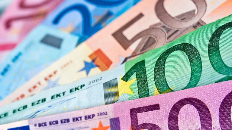 Takto budou vypadat nové bankovky v hodnotách 5, 10, 20, 50, 100 a 200 eur: s tímto zajímavým designem ECB