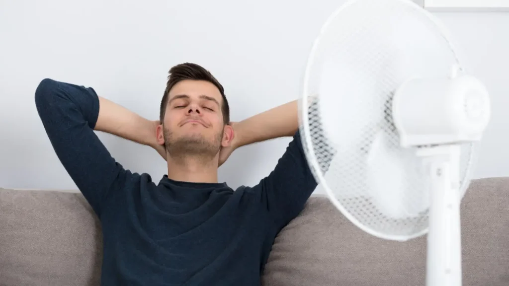 Architekt: „Aby se místnost ochladila a v horkém počasí se lépe spalo, položte za ventilátor ručník; voda se odpařuje a snižuje teplotu.“
