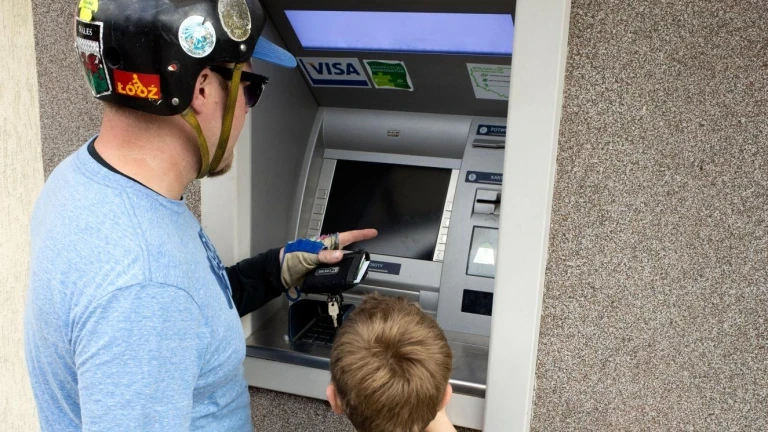 V roce 2026 se používání kreditních karet navždy změní: pokud vyberete částku přesahující tento limit, vaše banka o tom informuje ministerstvo financí.