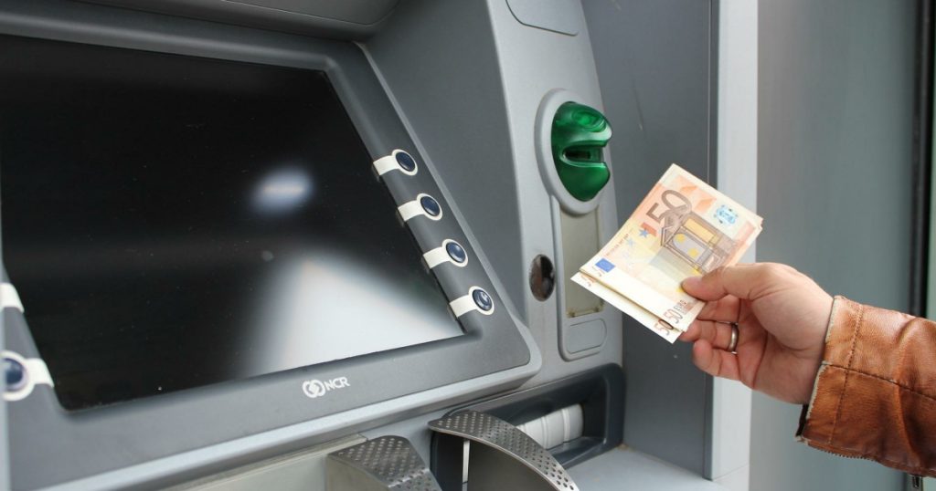 Funkce bankomatu, o které ne všichni vědí: jak platit účty v hotovosti