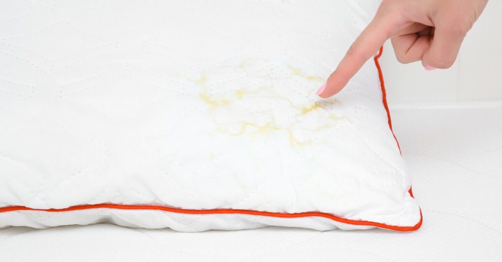 Prádelna doporučuje prát polštáře tímto způsobem. Smíchejte dvě levné ingredience a žluté skvrny zmizí. Metoda praní polštářů