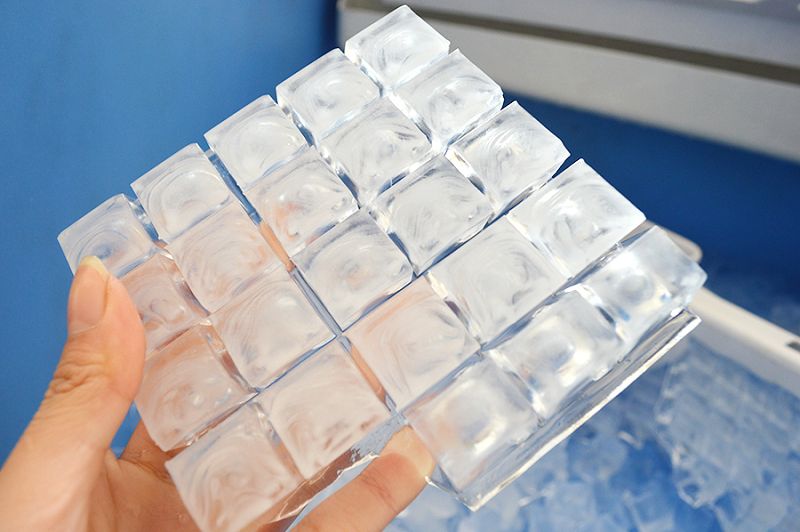 Proč je domácí led bílý a led z baru křišťálově čistý (a jak si připravit vlastní led doma)