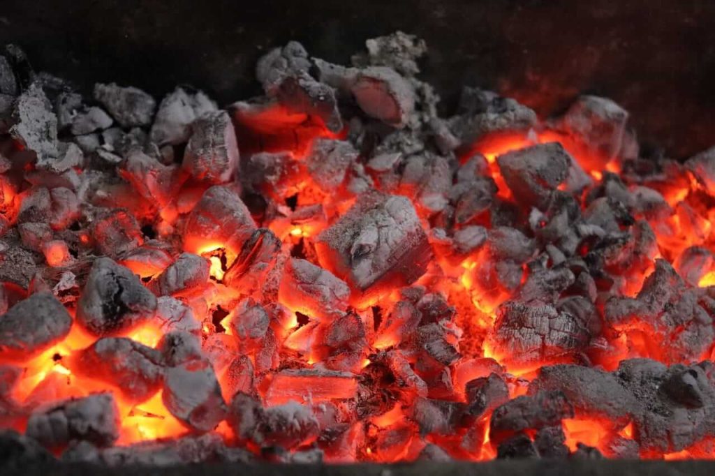 Sůl na uhlí při grilování: proč mnoho grilovačů používá tuto metodu