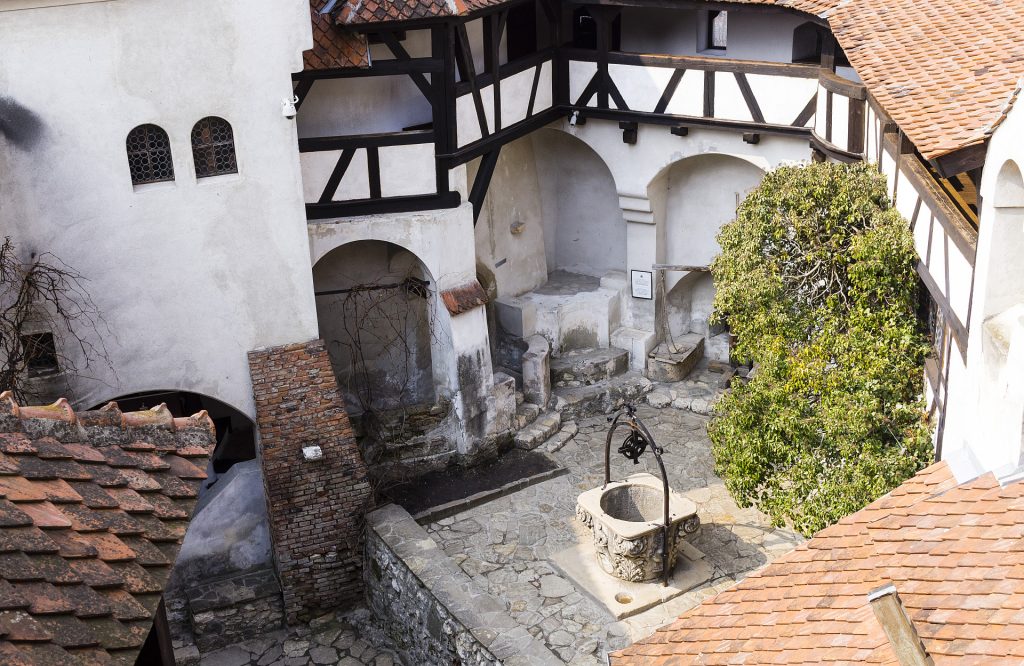 Ve dvoře středověkého hradu byl nalezen podivný zlatý prsten se safírem, který vrhá světlo na sociální hierarchii a náboženství.