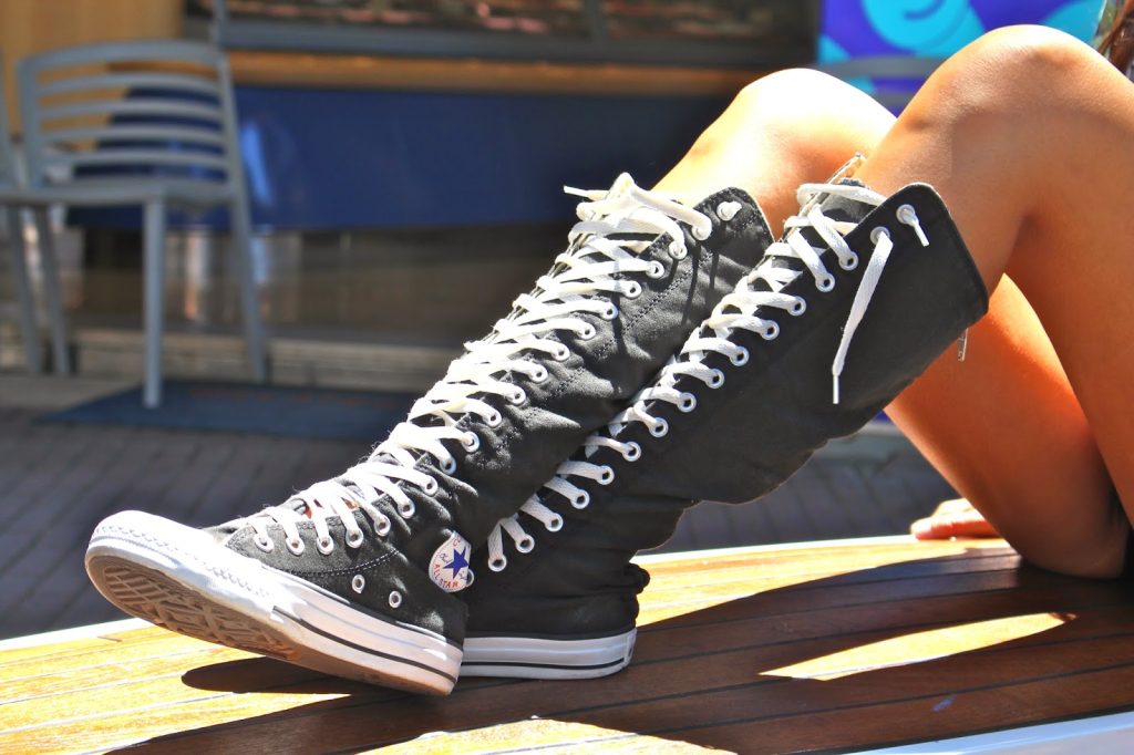 Málokdo ví, ale právě v tom spočívá skutečný účel bočních otvorů na teniskách Converse