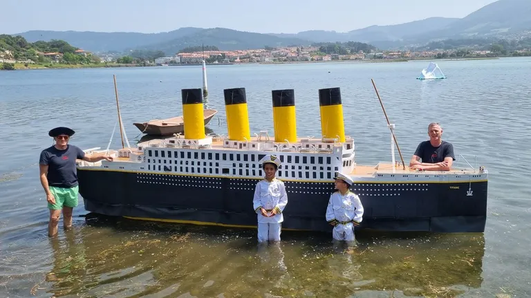 Osmiletý chlapec staví a spouští na vodu svůj vlastní „Titanic“ v Nigranu.