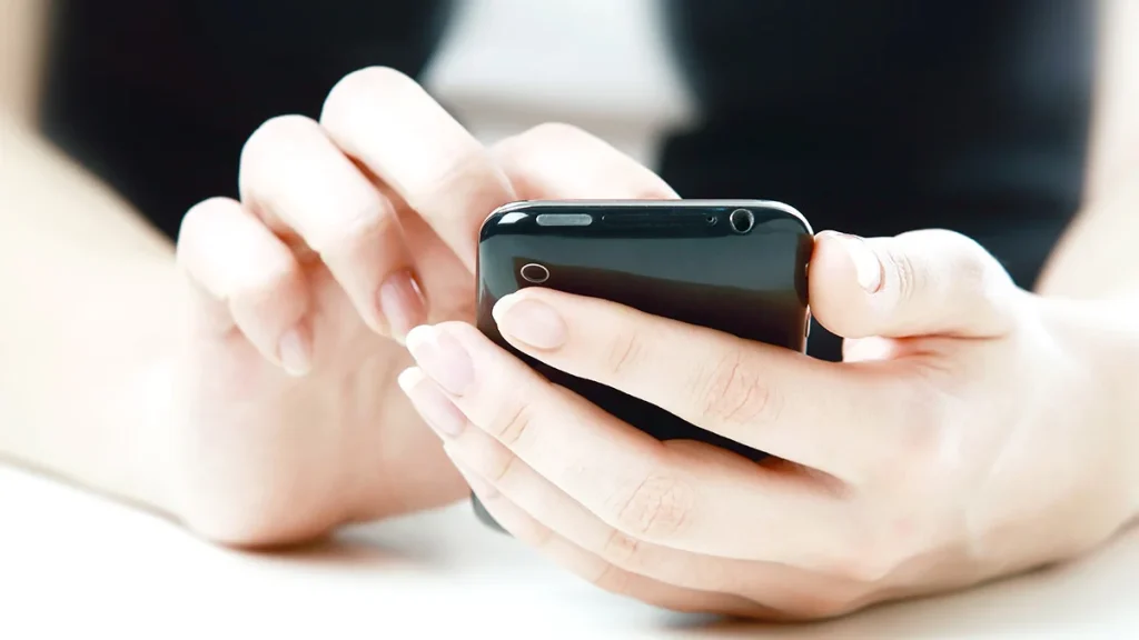 K čemu slouží malý kulatý otvor vedle vstupu pro nabíječku na mobilních telefonech?