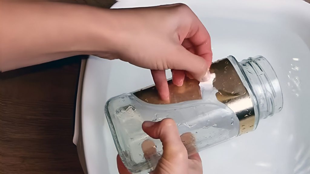 Jste unaveni bojem s nálepkami na sklenicích? Zbavte se jich během několika minut