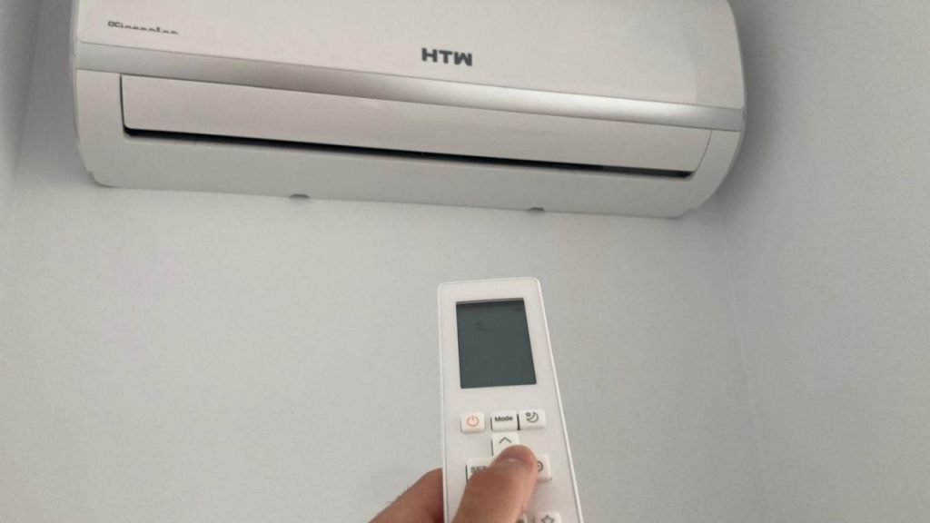 Pokud chcete spát celou noc s zapnutou klimatizací, měli byste stisknout toto tlačítko na dálkovém ovladači.