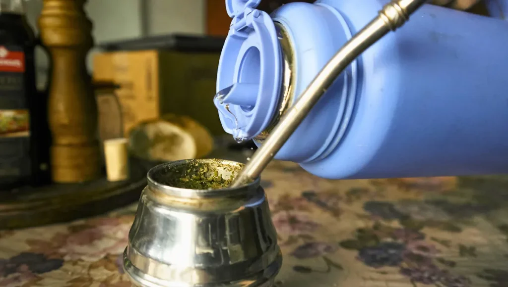 100% účinný trik: jak odstranit vodní kámen z víčka termosky pomocí přírodní ingredience