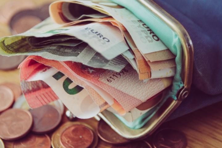 Žena našla 5500 eur v hotovosti, které ztratila před mnoha lety, ale její banka odmítá bankovky přijmout