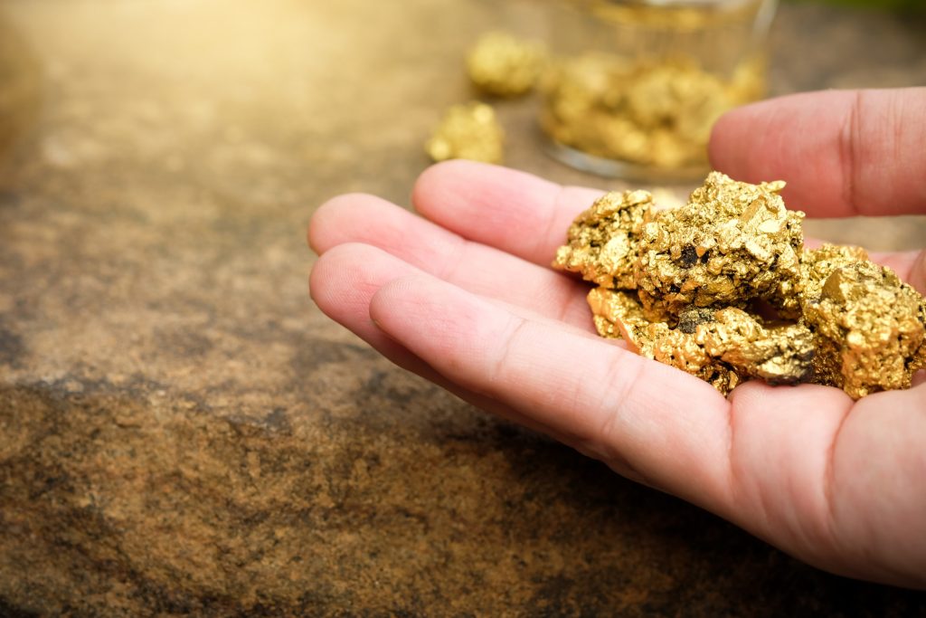 Investoval jsem 7380 eur do 40 000 zlatých masek, nemohl jsem je prodat, přetavil jsem je a rozplakal se, když jsem viděl cenu.