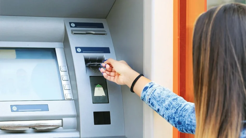 Co je třeba udělat před vložením karty do bankomatu: může vás to ochránit před velkými podvody