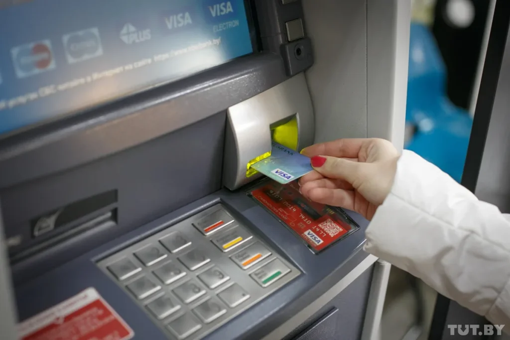 Funkce bankomatu, o které ne všichni vědí: jak platit účty v hotovosti
