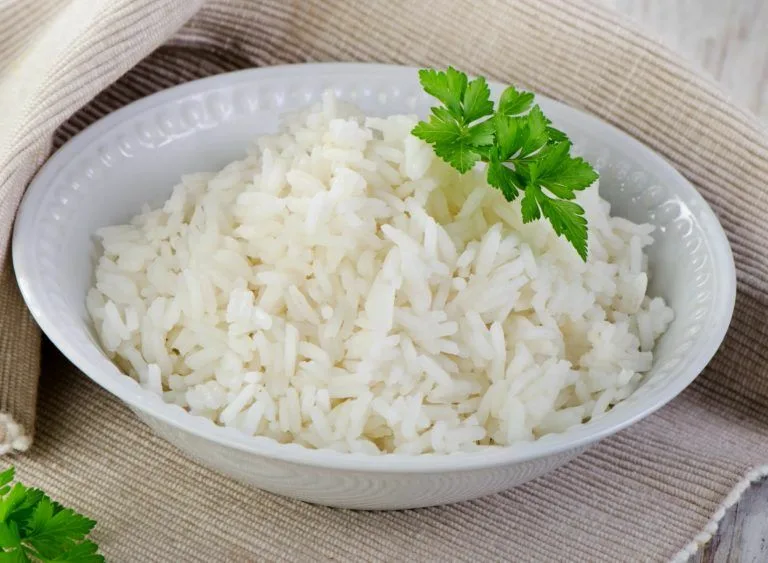 Proto se doporučuje vařit rýži s malým množstvím octa (o tom téměř nikdo neví).