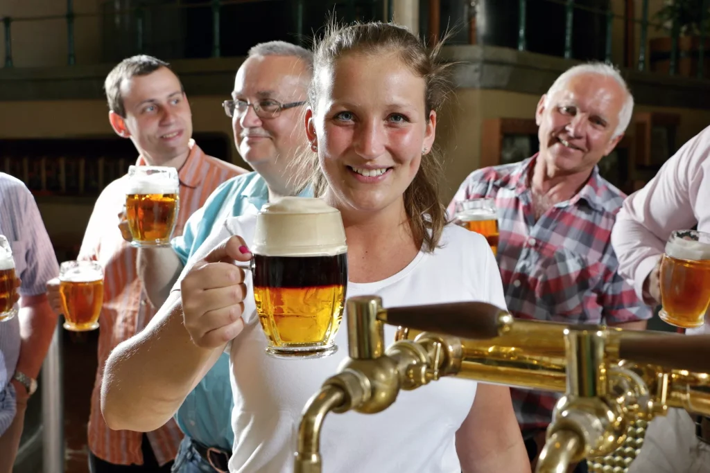 Žádné ubrousky, žádná mraznička: jednoduchý způsob, jak ochladit pivo letos v létě za pouhých 15 minut
