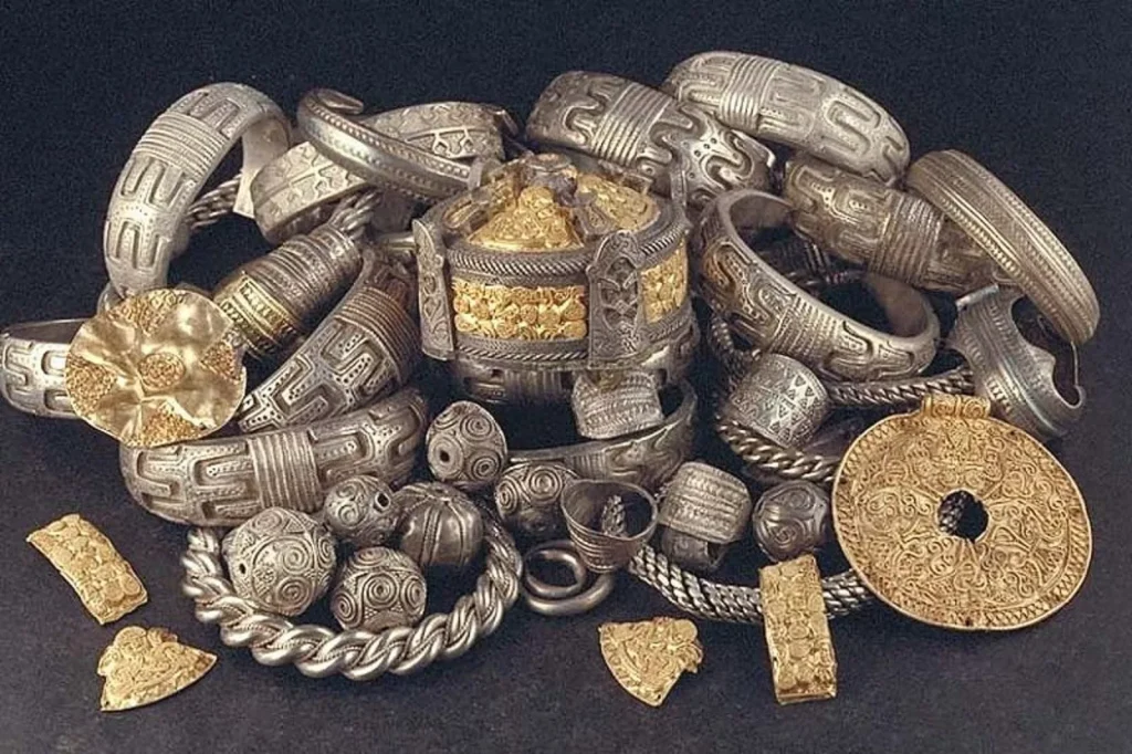 Žádné muzeum, žádné profesionální vykopávky: tak byl náhodou objeven zlatý poklad z doby Vikingů