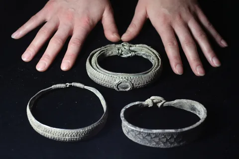 Žádné muzeum, žádné profesionální vykopávky: tak byl náhodou objeven zlatý poklad z doby Vikingů