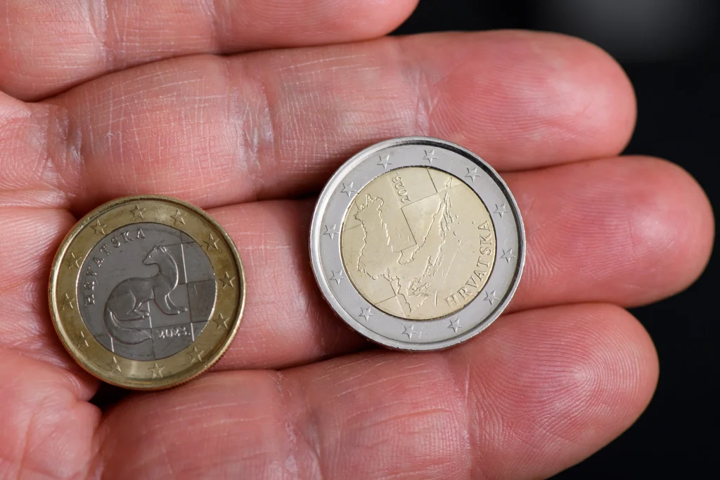 Tato 2eurová mince zaplatí vaši dovolenou v hotelu: zkontrolujte si kapsy a peněženku, pokud ji máte.