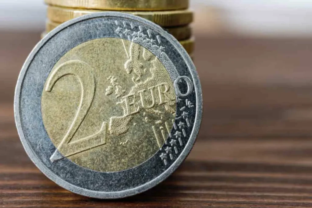 Tato 2eurová mince zaplatí vaši dovolenou v hotelu: zkontrolujte si kapsy a peněženku, pokud ji máte.