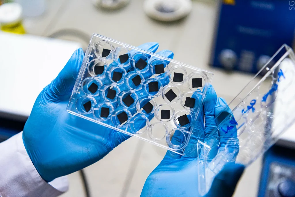 Spojili vápník s oxidem grafenu a vytvořili nanomateriál, který může pomoci 2,2 miliardám lidí.