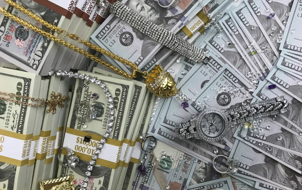 Prodejce žádá za starožitnou brož 500 eur a vrací se domů s mnohem větší svazkem bankovek.