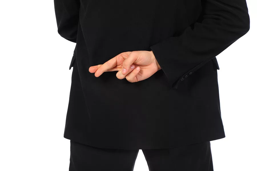 Pokud při chůzi držíte ruce za zády, podle psychologie máte tyto 3 společné rysy