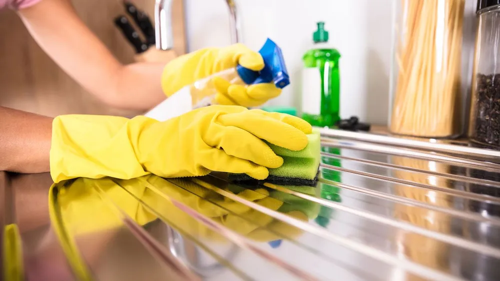 Důkladné čištění: jaké ingredience budete potřebovat, aby vaše kuchyňská linka vypadala jako nová?