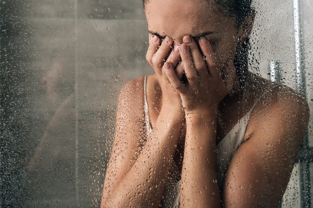 Lékař přiznává, že se osm let nesprchoval: „Když používáme hygienické prostředky, narušujeme rovnováhu.“