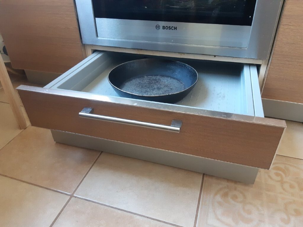 Šuplík pod troubou. Víte, k čemu slouží?