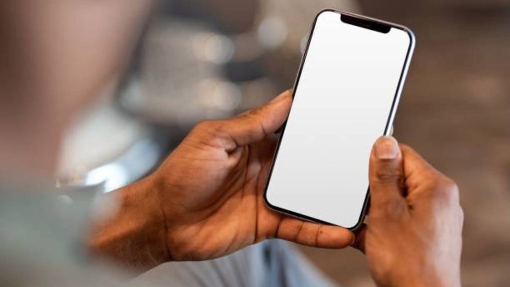 K čemu slouží malý kulatý otvor vedle vstupu pro nabíječku na mobilních telefonech?