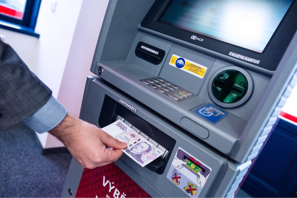 Od konce června se mění pravidla pro výběr hotovosti: bankomaty se musí přizpůsobit novým pravidlům