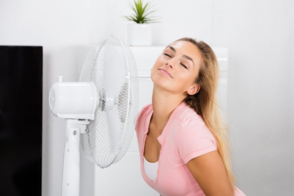 Architekt: „Aby se místnost ochladila a v horkém počasí se lépe spalo, položte za ventilátor ručník; voda se odpařuje a snižuje teplotu.“
