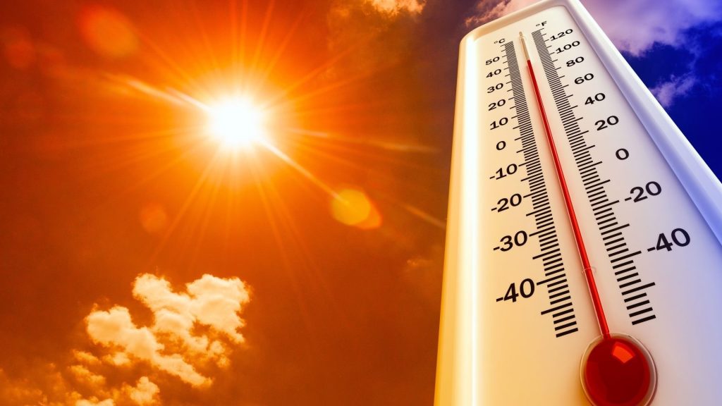 Architekt: „Aby se místnost ochladila a v horkém počasí se lépe spalo, položte za ventilátor ručník; voda se odpařuje a snižuje teplotu.“