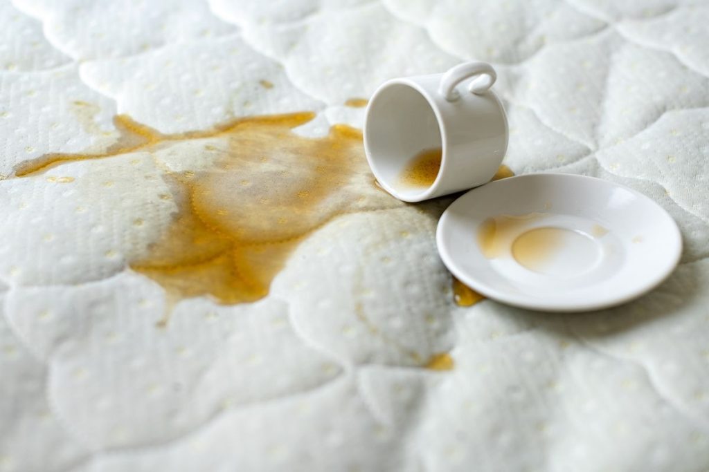 Ani soda, ani ocet: levný způsob, jak odstranit skvrny z matrace pomocí kuchyňské ingredience