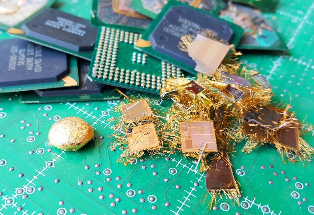 Zlato z elektronického odpadu? Vědci objevili ekologický způsob těžby kovů