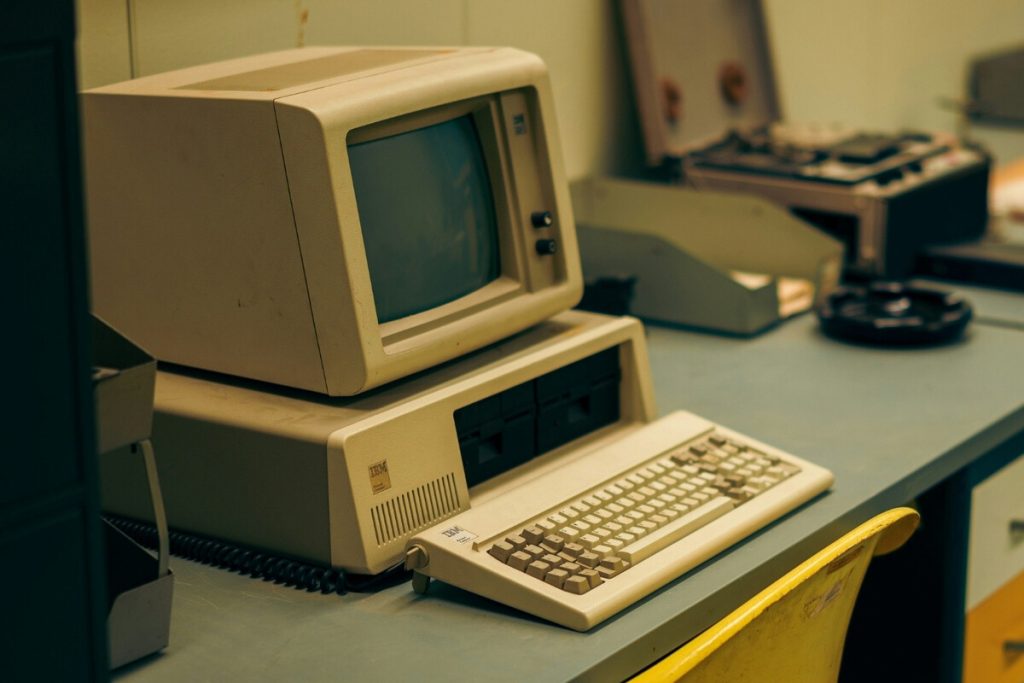 V roce 1981 vsadila společnost Microsoft na MS-DOS jako na základní kámen své budoucnosti. Nyní se jedna z jejích hlavních výhod znovu vrací.