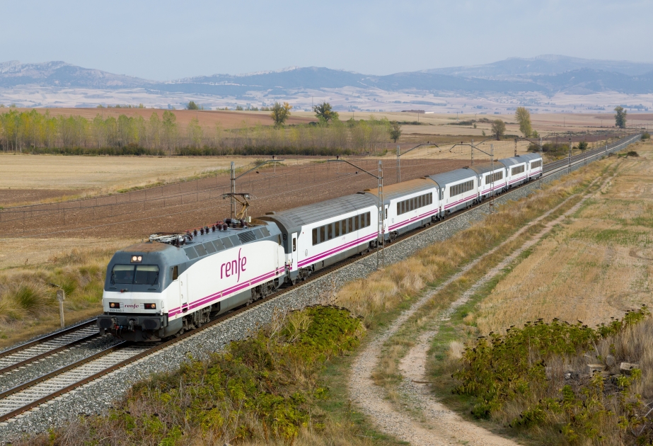 Luxusní turistický vlak Renfe, jehož cena za jízdenku činí 9000 eur za pokoj, zastavil kvůli poruše.