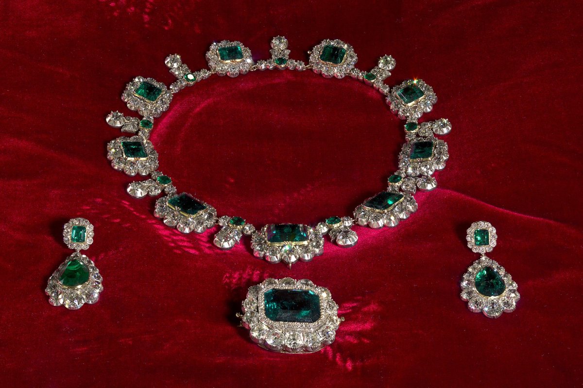 Oblíbený šperk královny Alžběty, který si Kate Middleton netroufá nosit: perly, diamanty a velmi drahý dárek