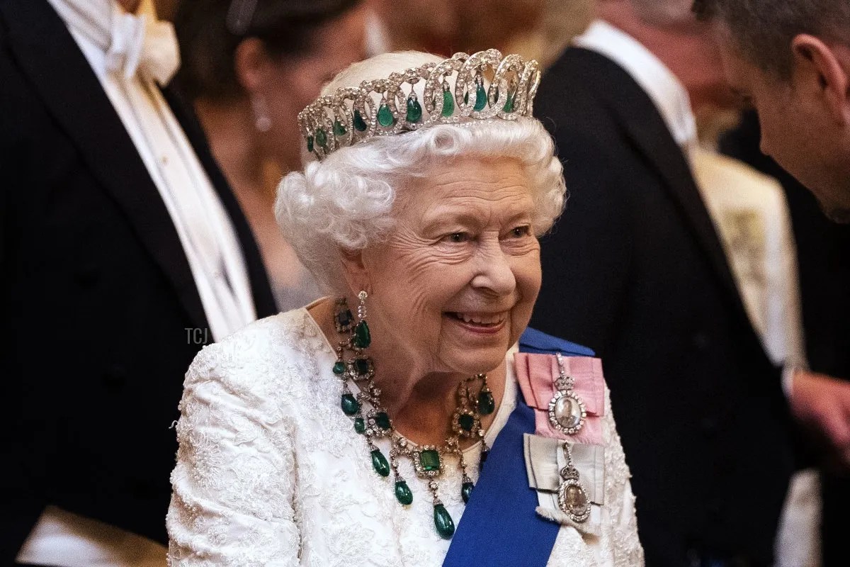 Oblíbený šperk královny Alžběty, který si Kate Middleton netroufá nosit: perly, diamanty a velmi drahý dárek