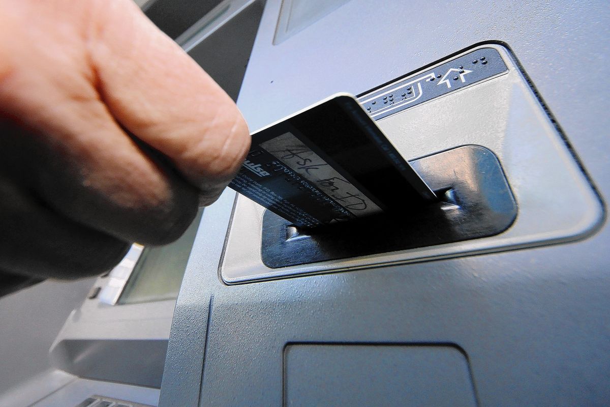 Gesto s kartou při výběru peněz z bankomatu, které vám může zkazit dovolenou: všechny banky varují